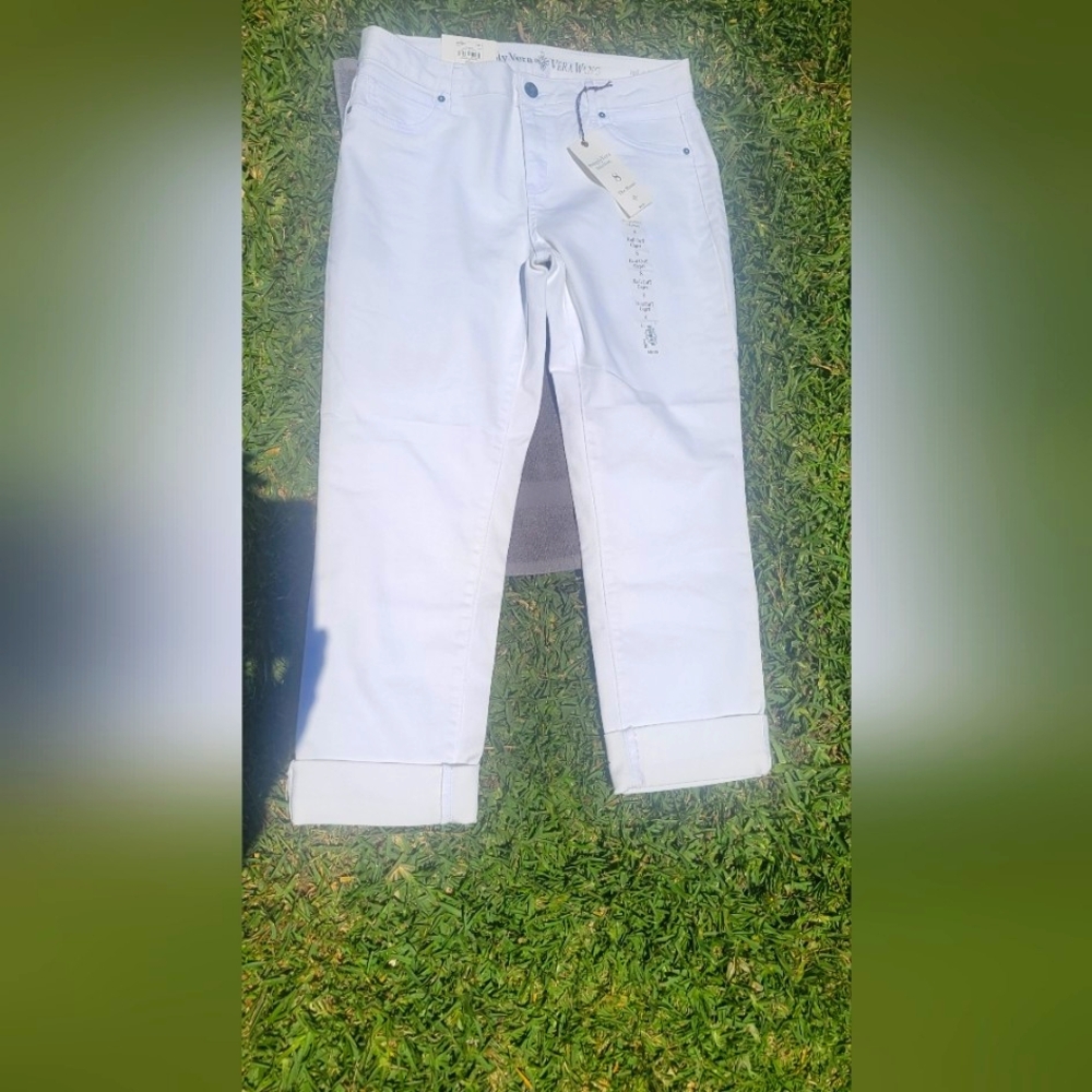 NWT Simply Vera by Vera Wang Roll Cuff Capri Jeans